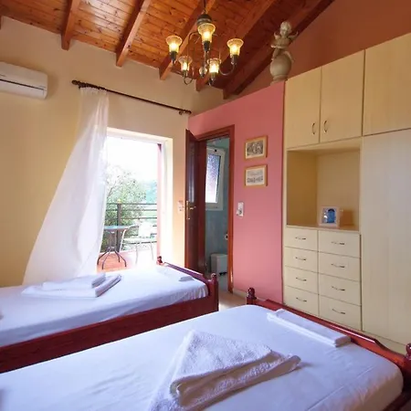 וילה Kato Sleeps 8